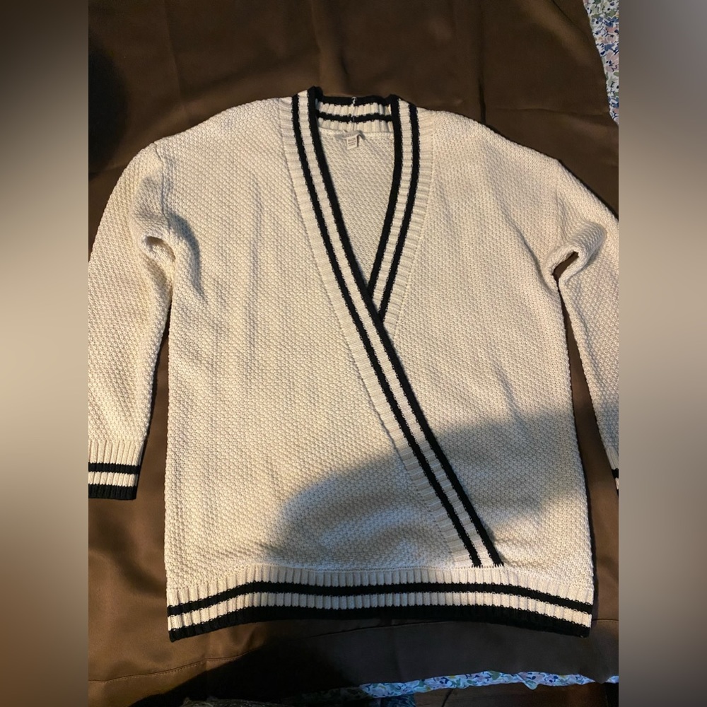Cozy Casual deep v-neck black/white sweater 1X/2X